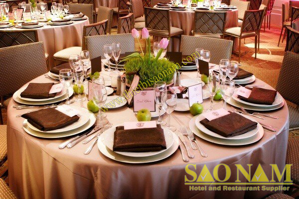 Nhân viên phục vụ sẽ là người hướng dẫn và hỗ trợ thực khách tại tiệc buffet. Dụng Cụ Bàn Tiệc Kiểu Á