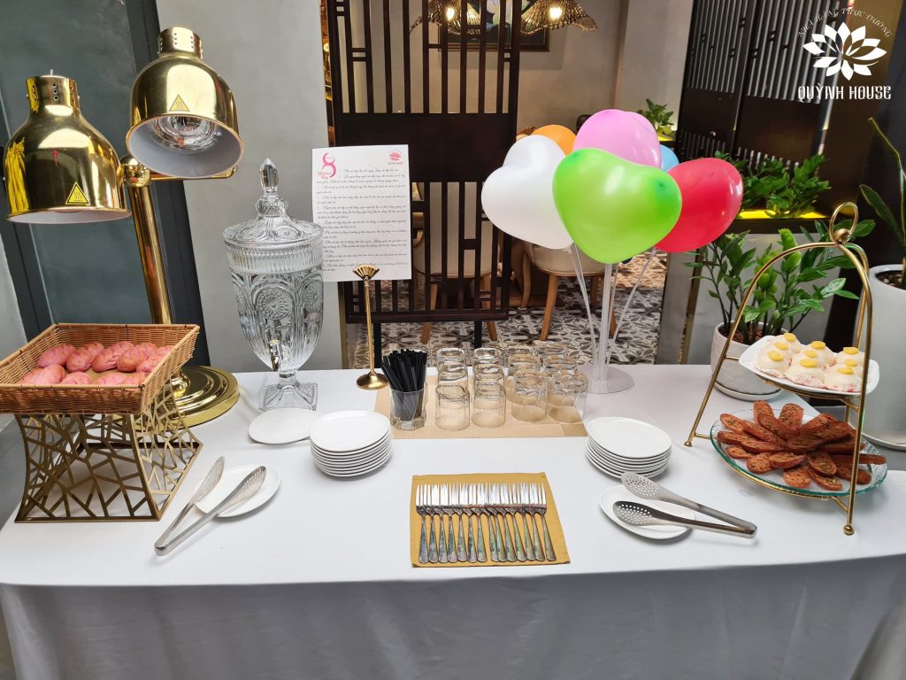 Đèm hâm thức ăn buffet giá rẻ - nhà hàng buffet chay Quỳnh House