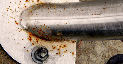 xe đẩy hành lý bị rỉ sắt